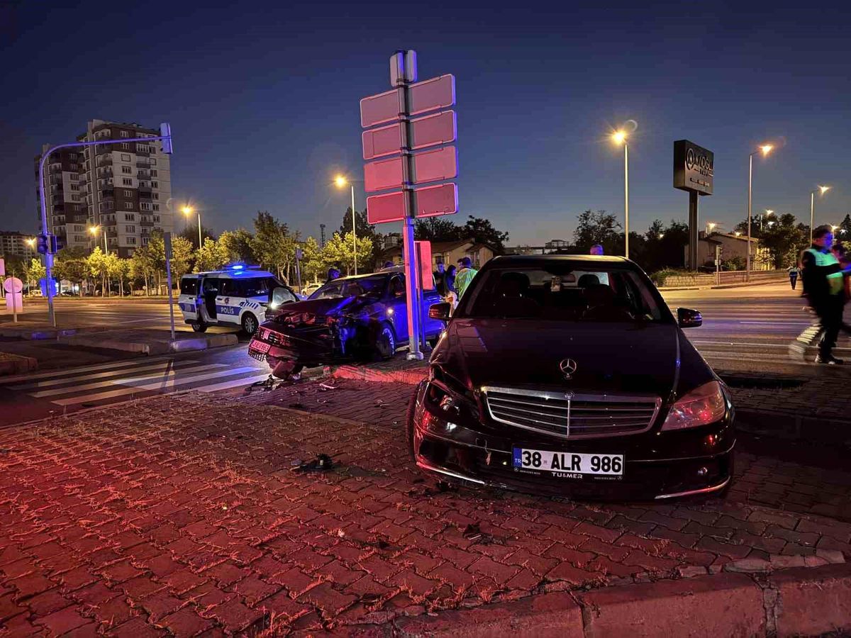 Kayseri'de iki otomobil çarpıştı: 1 yaralı