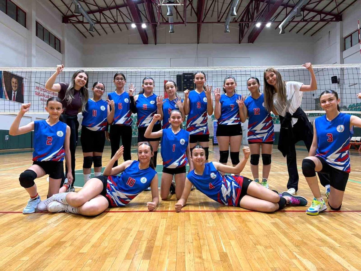 Körfez Gençlerbirliği SK voleybol takımı oyuncuları maç sırasında mücadele ederken
