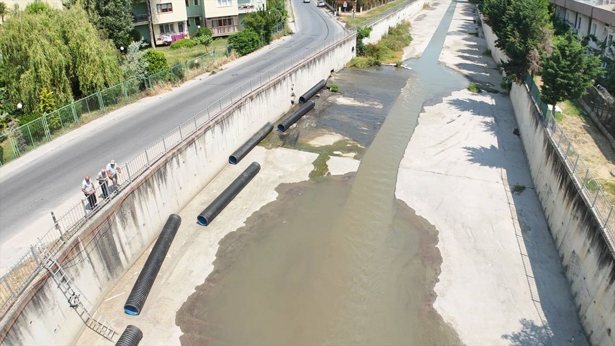 Küçükçekmece'de dereye karışan kirli su, suyun rengini değiştirdi