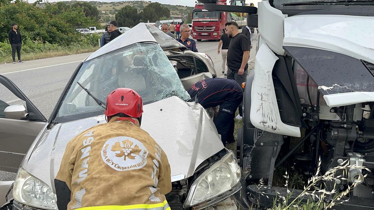 Kula'da otomobil ile tır çarpıştı: 1 ağır yaralı
