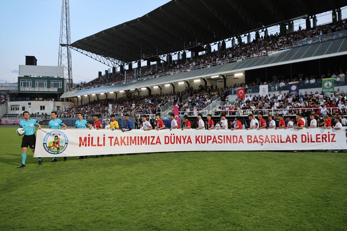 Denizli'de mahalleler arası futbol turnuvası şampiyonluk kupasını kaldıran Buldan 4 Eylül Mahallesi oyuncuları ve taraftarları.