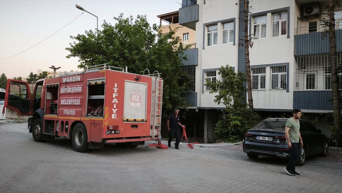 Mardin'de evde çıkan yangında dumandan etkilenen anne ve çocuğu hastaneye kaldırıldı