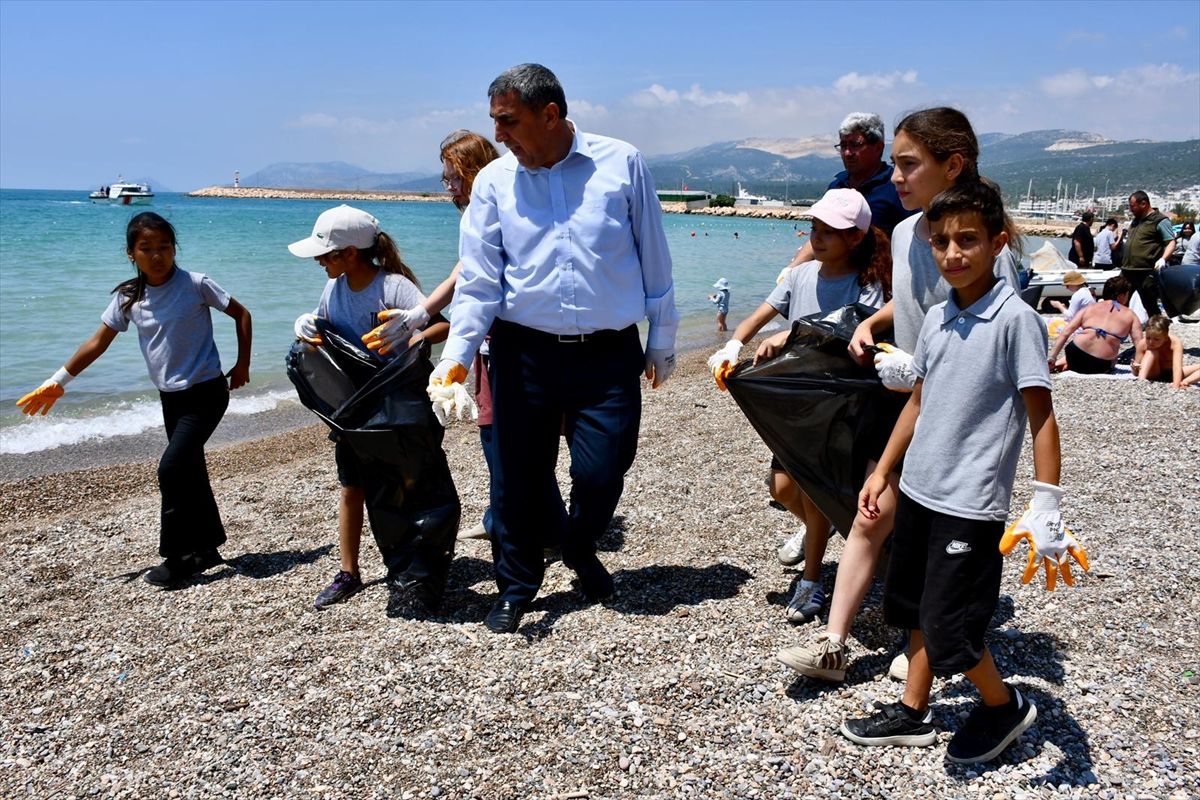 Silifke'de öğrencilerin Dünya Çevre Günü kapsamında Taşucu sahilinde çöp topladığı etkinlikten bir görüntü.