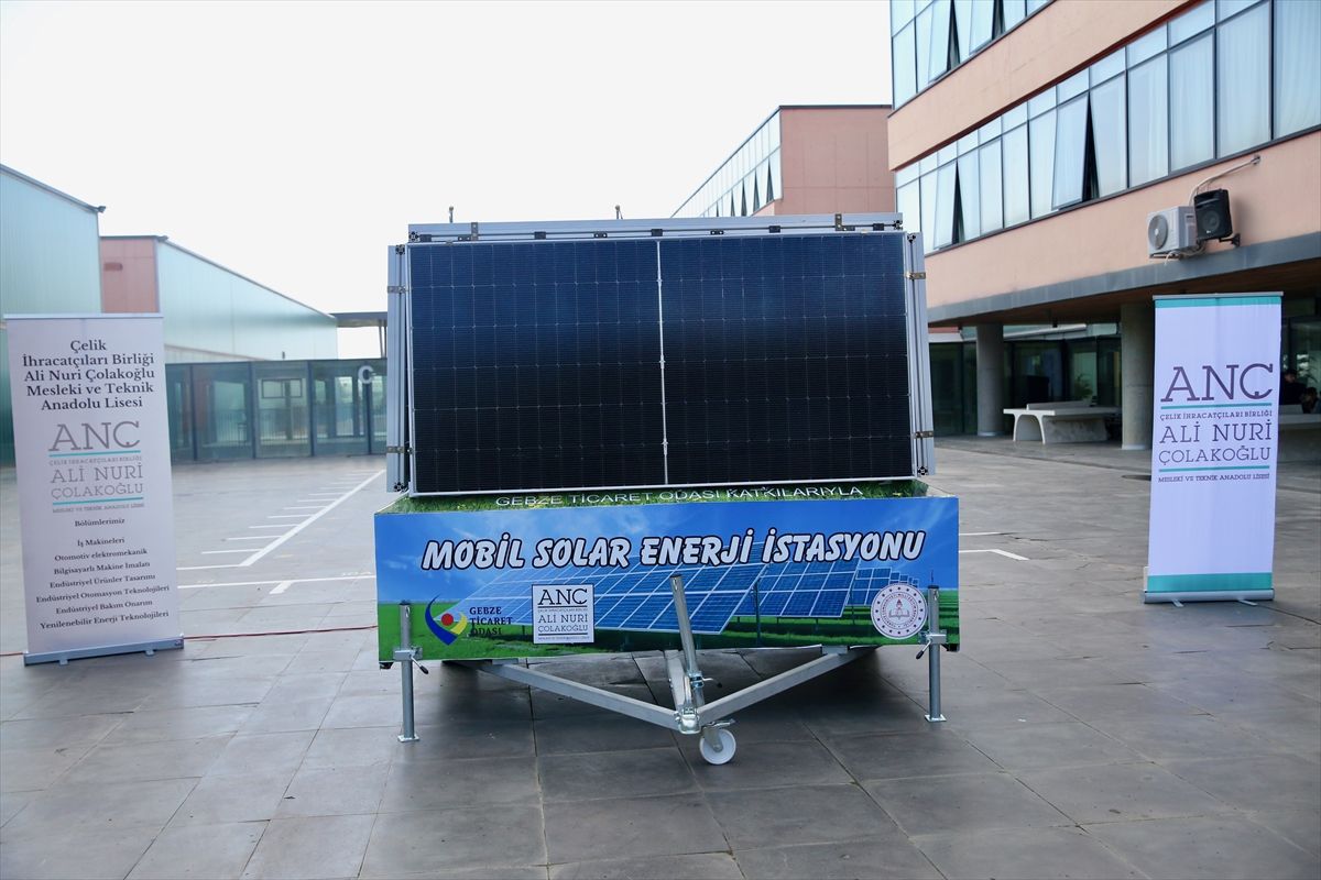 Meslek liseliler mobil solar enerji istasyonu geliştirdi
