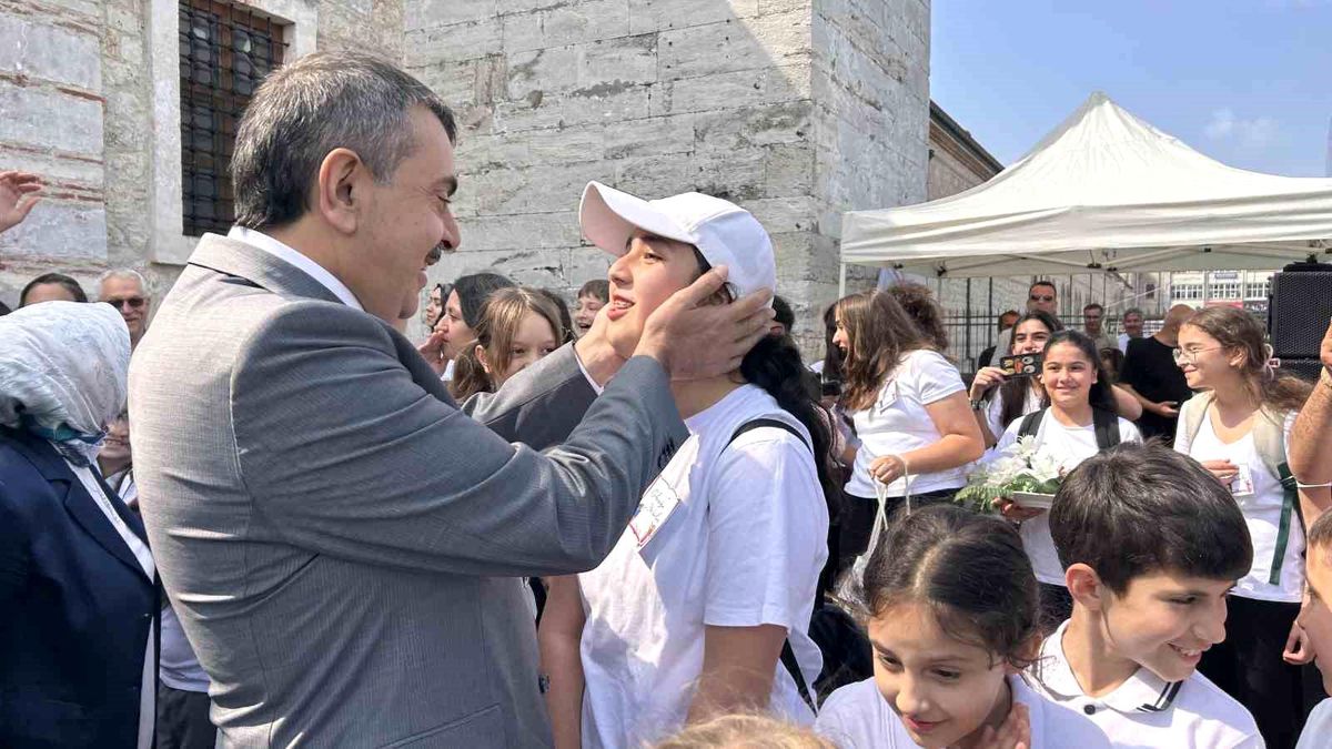 Milli Eğitim Bakanı Tekin geleceğin yazarlarıyla buluştu, eserlerini inceledi