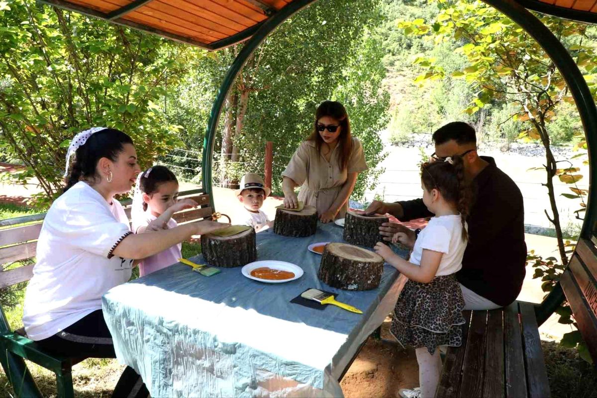 Minik eller toprakla buluştu