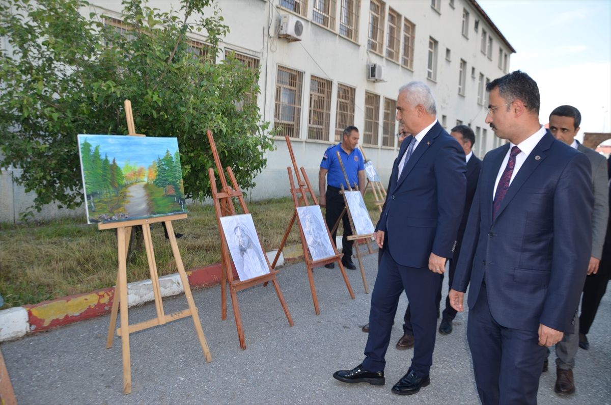 Muş E Tipi Kapalı Ceza İnfaz Kurumu'nda düzenlenen törende bir personelin plaket aldığı an.
