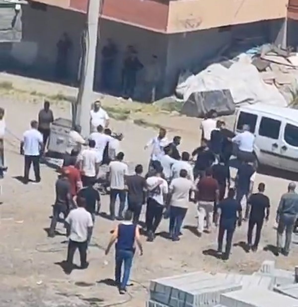 Narin Güran soruşturmasında tutuklu Nevzat Bahtiyar'ın oğlu ve yeğeninin karıştığı kavgada 5 yaralı