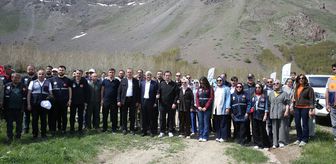Nemrut Kalderası'nda doğa yürüyüşü ve temizlik yapıldı