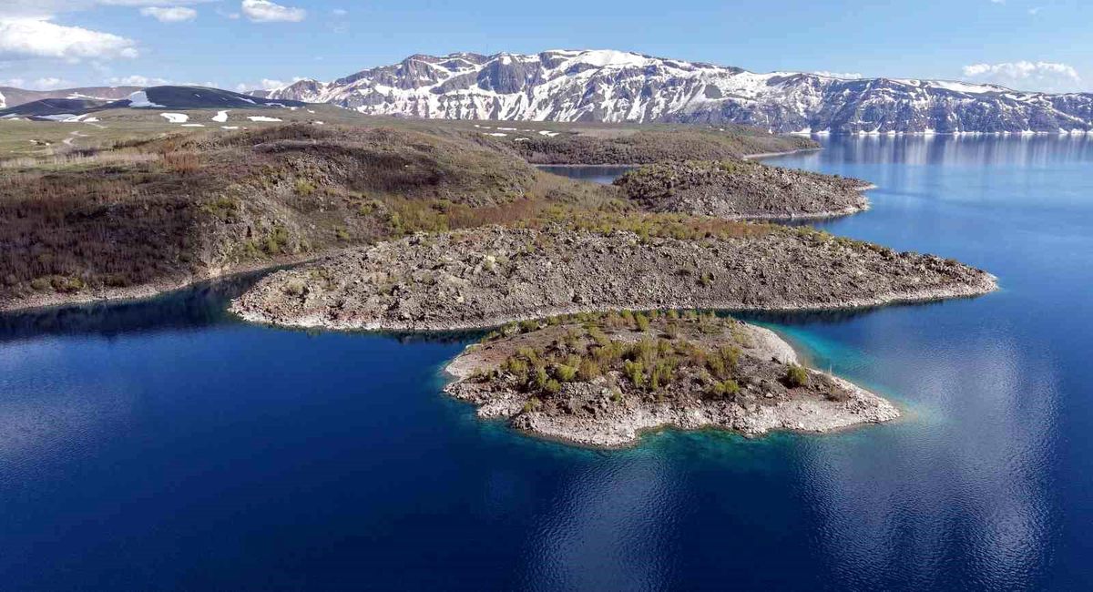 Nemrut Krater Gölü'nde turizm sezonu açıldı