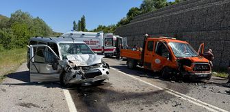 Niğde'de hafif ticari araç ile kamyonet çarpıştı, 6 kişi yaralandı