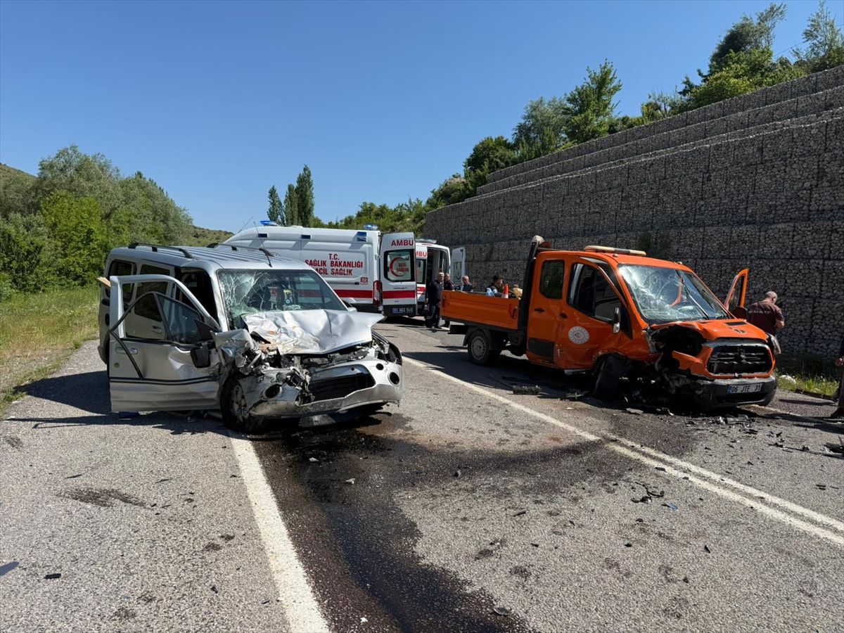 Niğde'de meydana gelen trafik kazası sonrası araçlar ve sağlık ekipleri