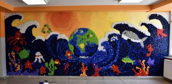 Öğrenciler 50 bin plastik kapağı sanat eserine dönüştürdü