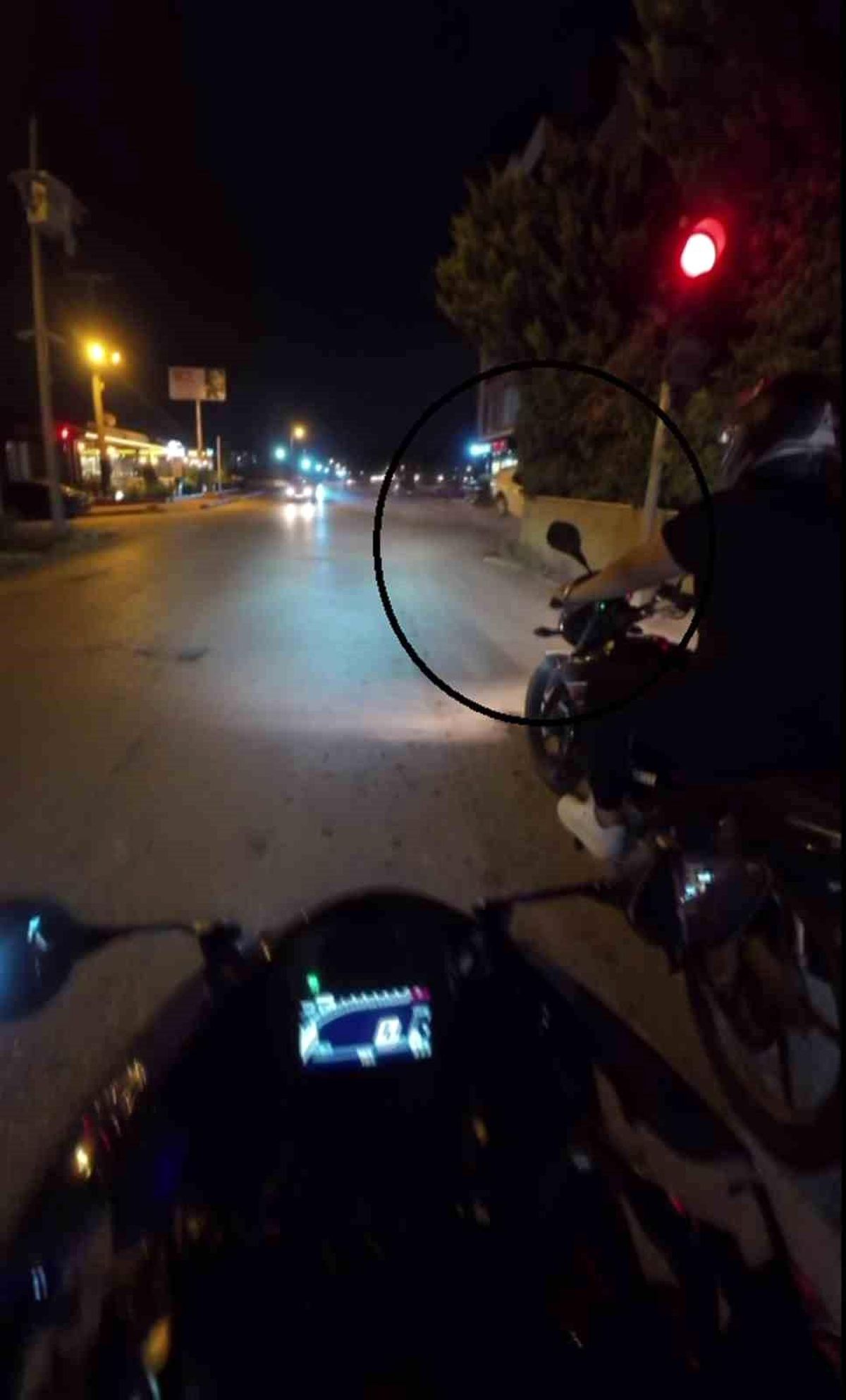 Otomobilin duvara çakıldığı anlar kask kamerasında