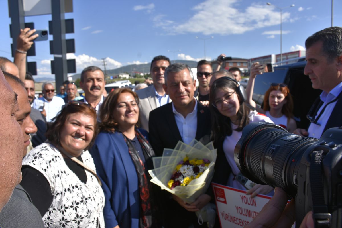CHP Grup Başkanı Özgür Özel, Sivas'ta partililere seslenirken çekilmiş bir fotoğraf.