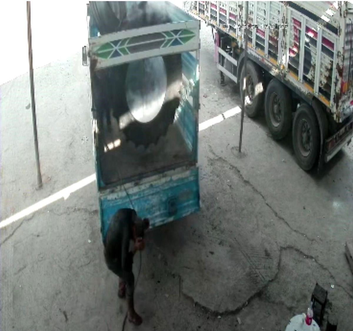Siirt'te şişirilen lastik bomba gibi patladı: 2 yaralı