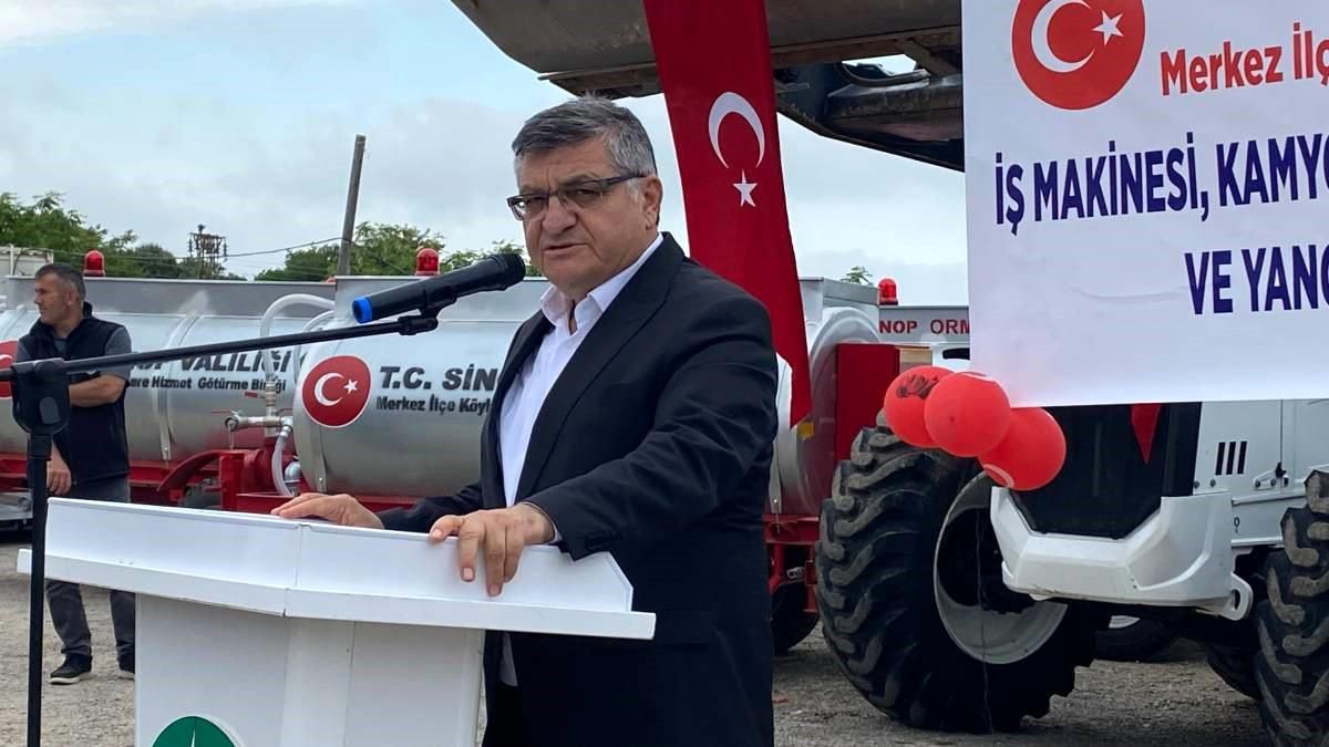 Sinop İl Özel İdaresi'ne teslim edilen yeni araçlar tören alanında sergileniyor.