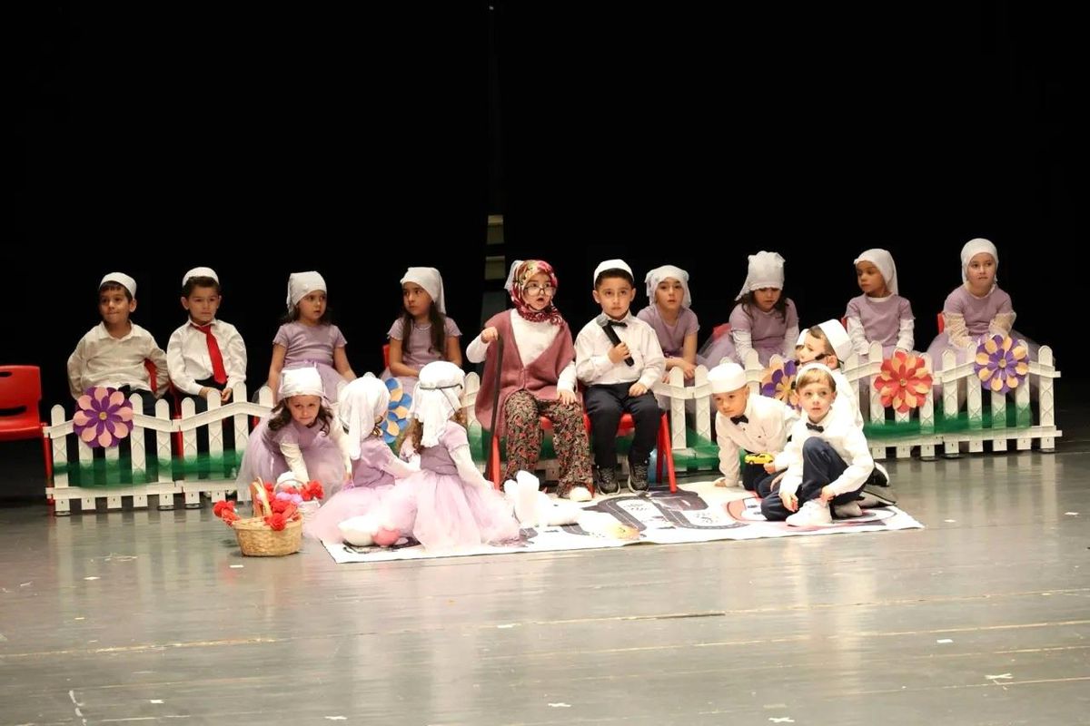 Sinop'ta Kur'an kursu yıl sonu gösterisi yapan çocuklar