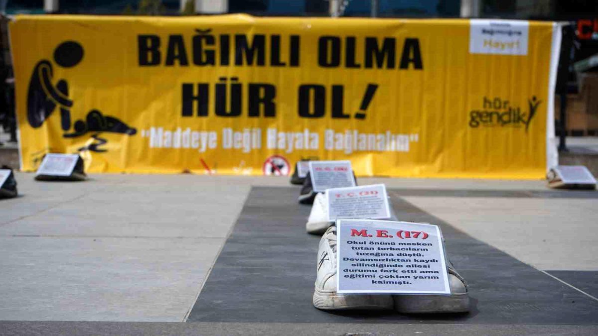 Şırnak'ta uyuşturucuya karşı dikkat çeken sergi: 'Bağımlı olma, hür ol'