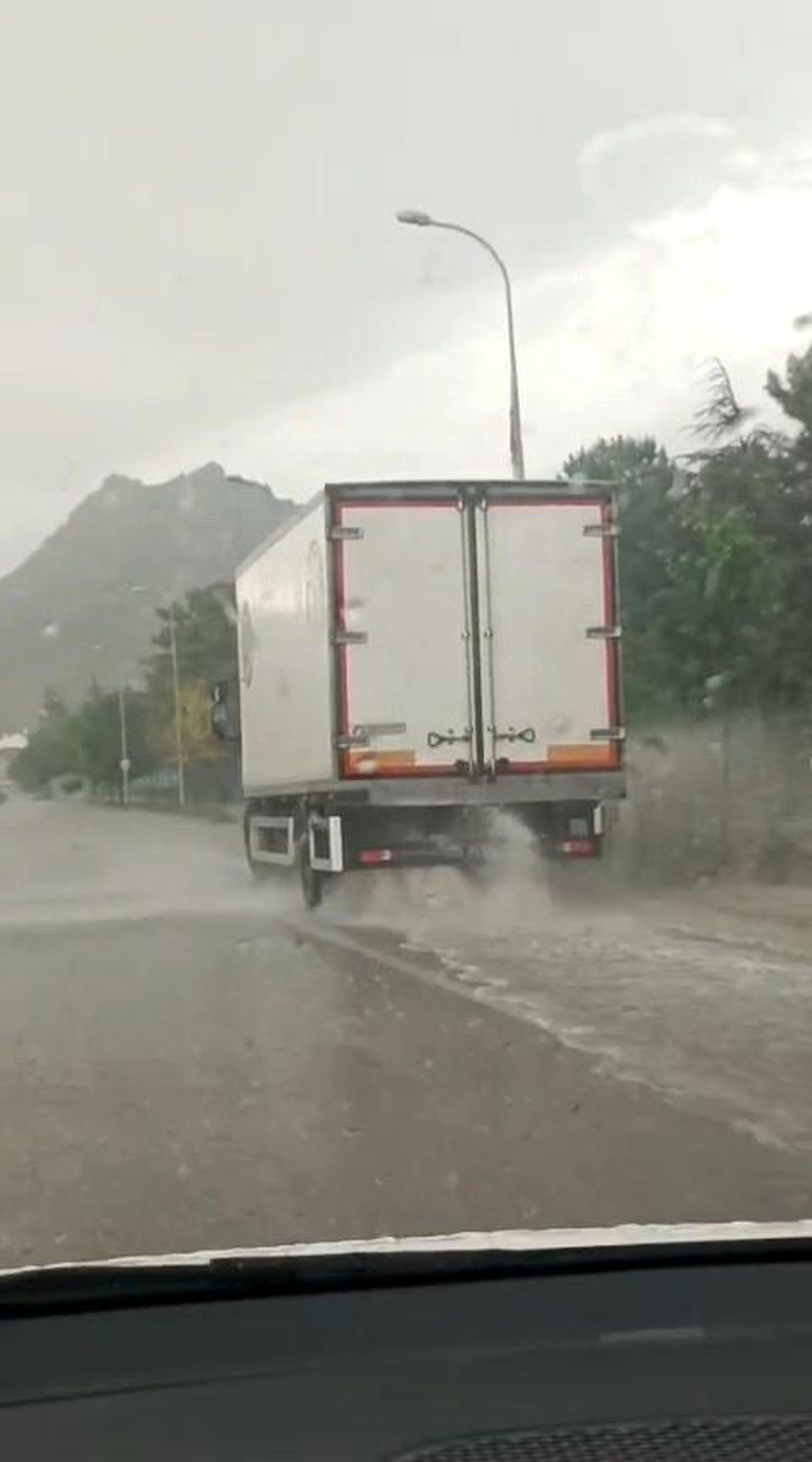 Sivrihisar'da sağanak etkili oldu, sürücüler zor anlar yaşadı