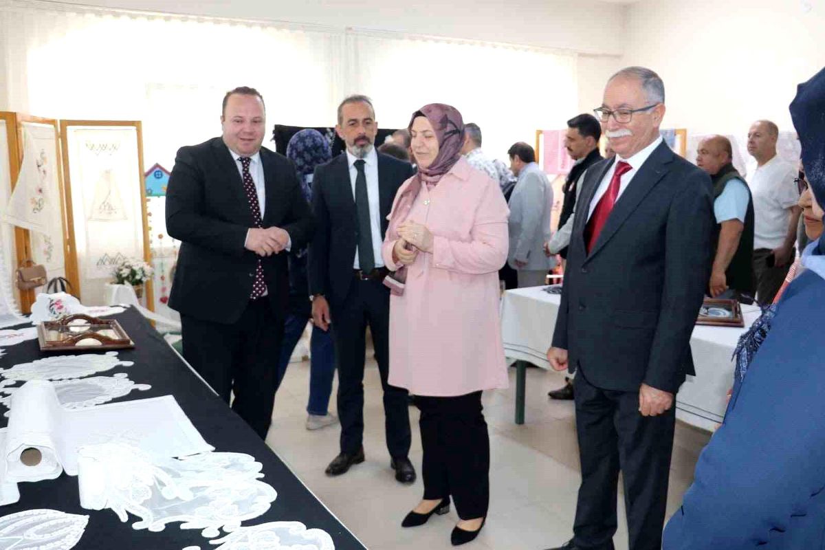 Şuhut Halk Eğitim Merkezinin yıl sonu sergisi büyük ilgi gördü