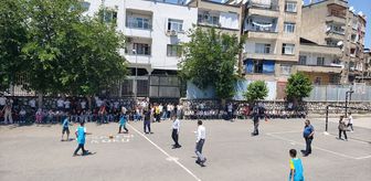 Sur Kaymakamı Akbulut çocuklarla futbol maçı yaptı