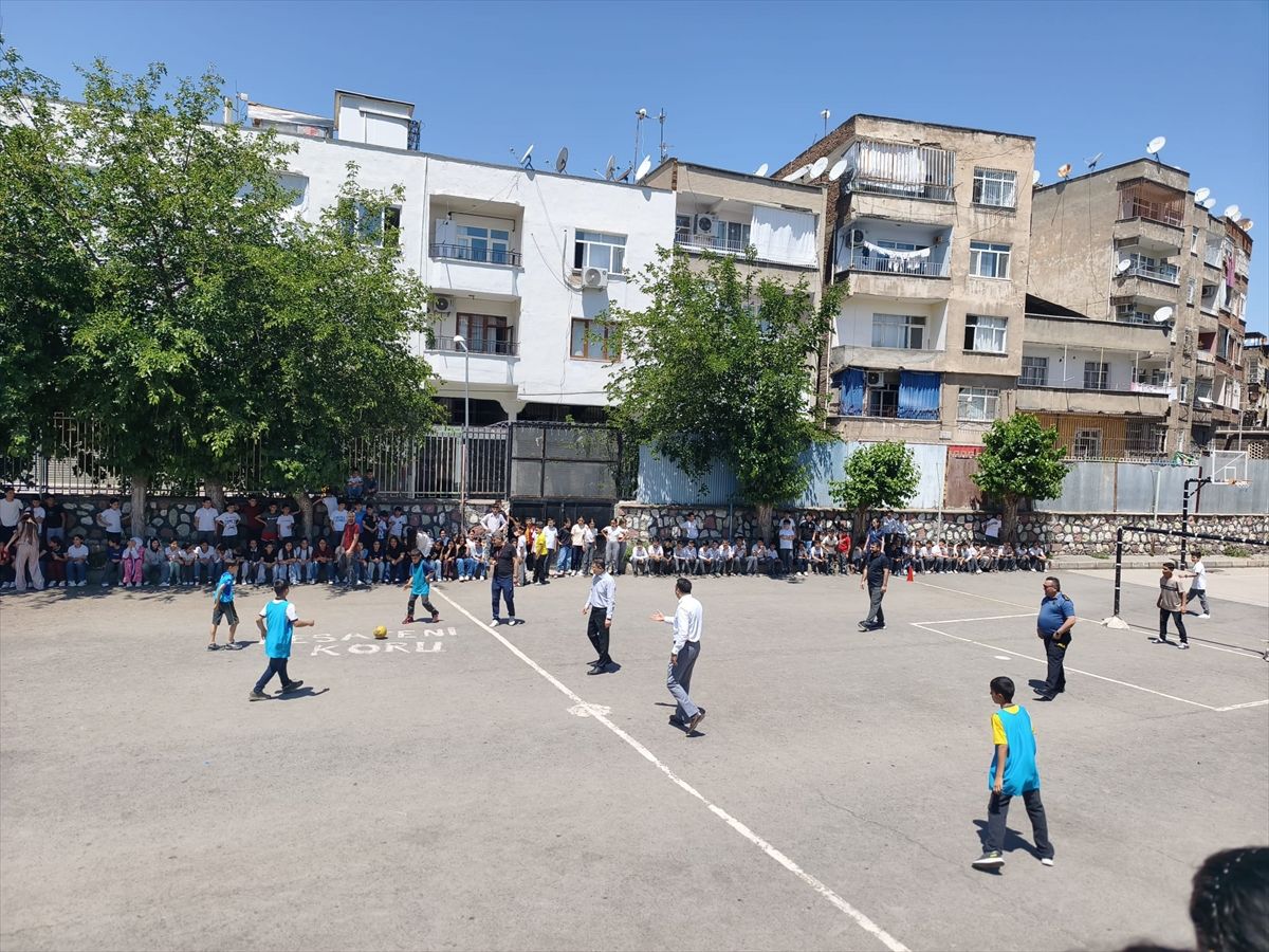 Sur Kaymakamı Akbulut çocuklarla futbol maçı yaptı