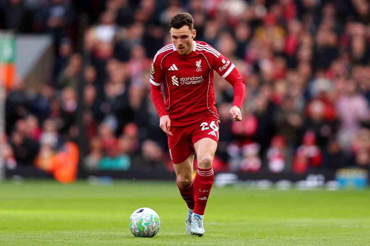 Andrew Robertson, Tottenham formasıyla objektiflere gülümsüyor.
