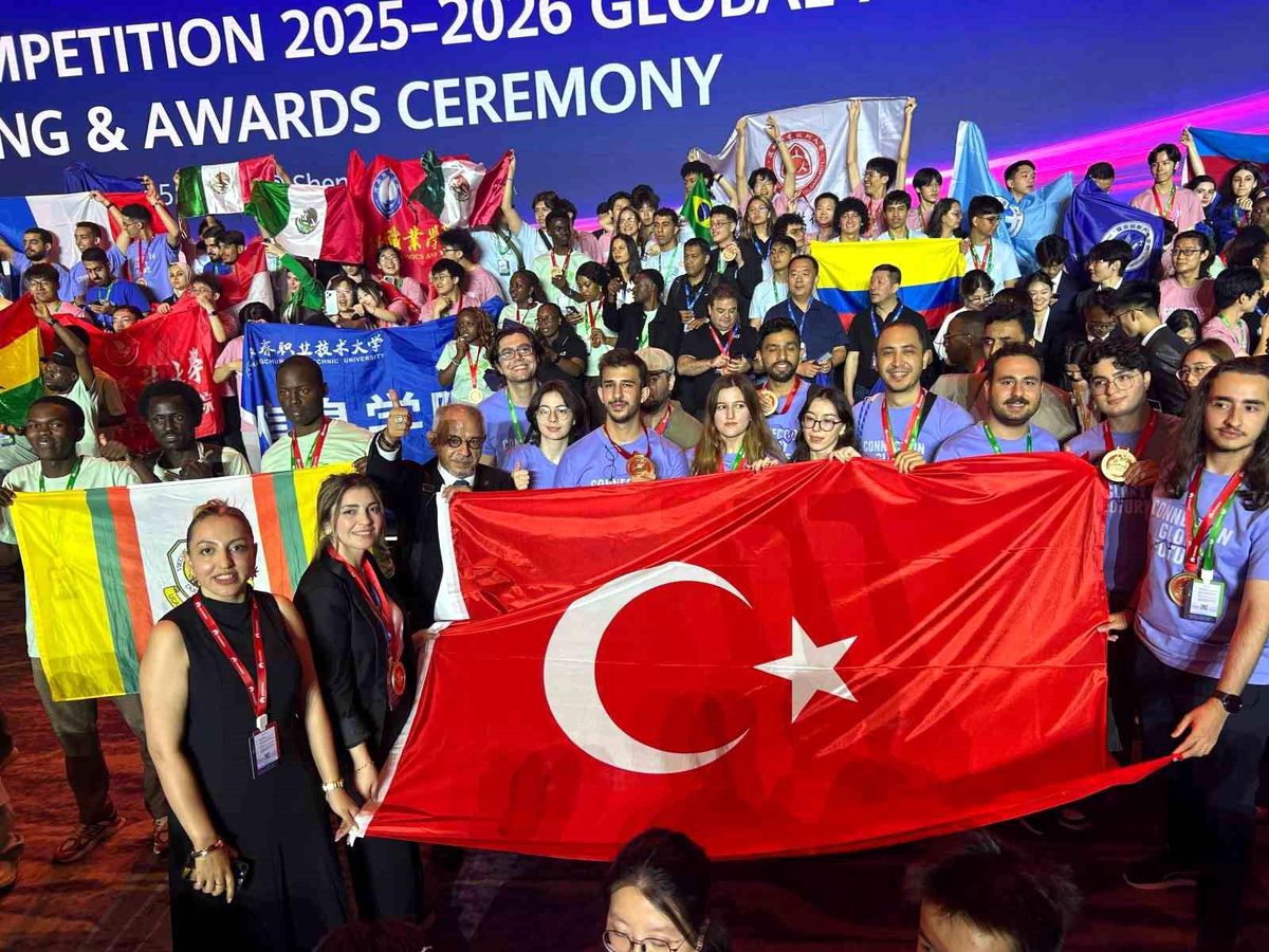 Sivas Bilim ve Teknoloji Üniversitesi öğrencilerinin Huawei ICT Competition global finallerinde dünya birinciliği kazandığı anı temsil eden bir görsel.