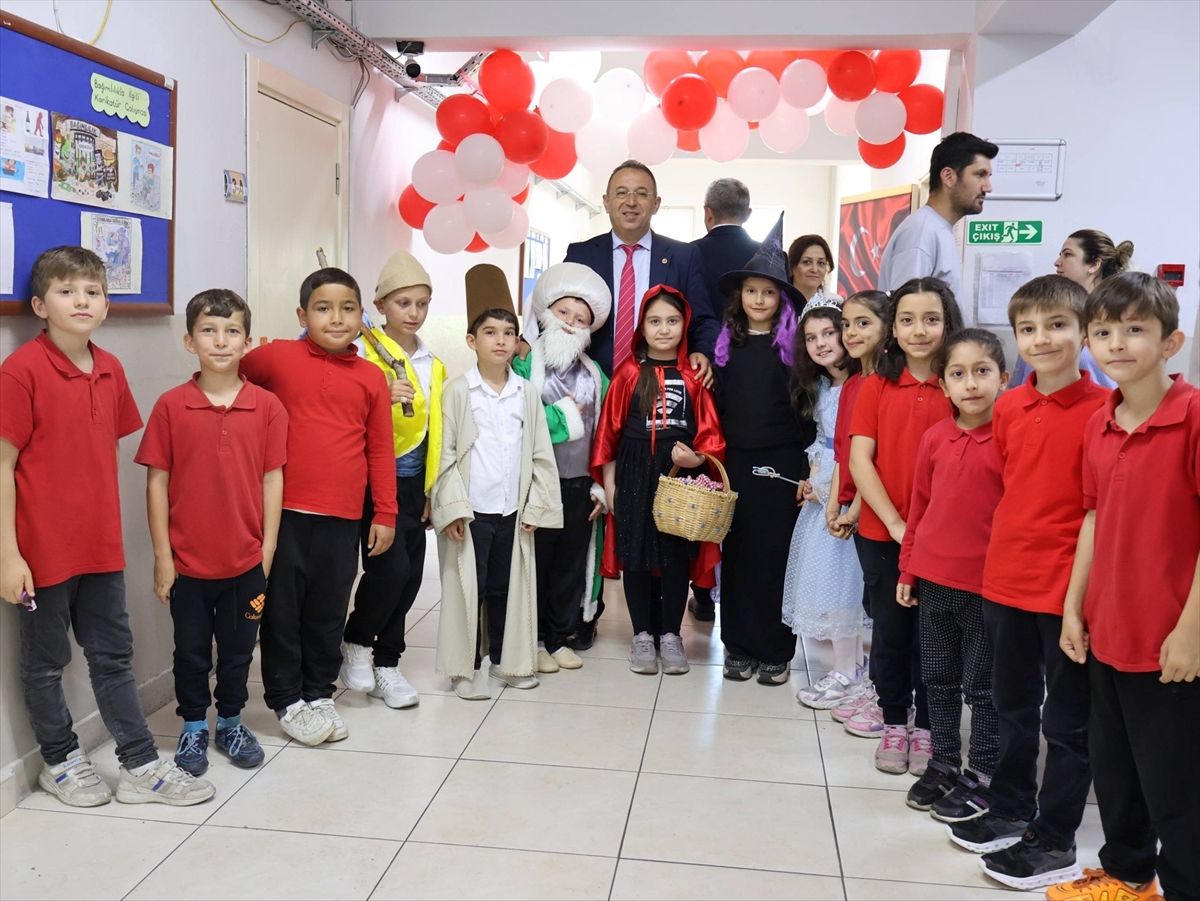 Ünye'de kütüphane ve yıl sonu sergisi açıldı