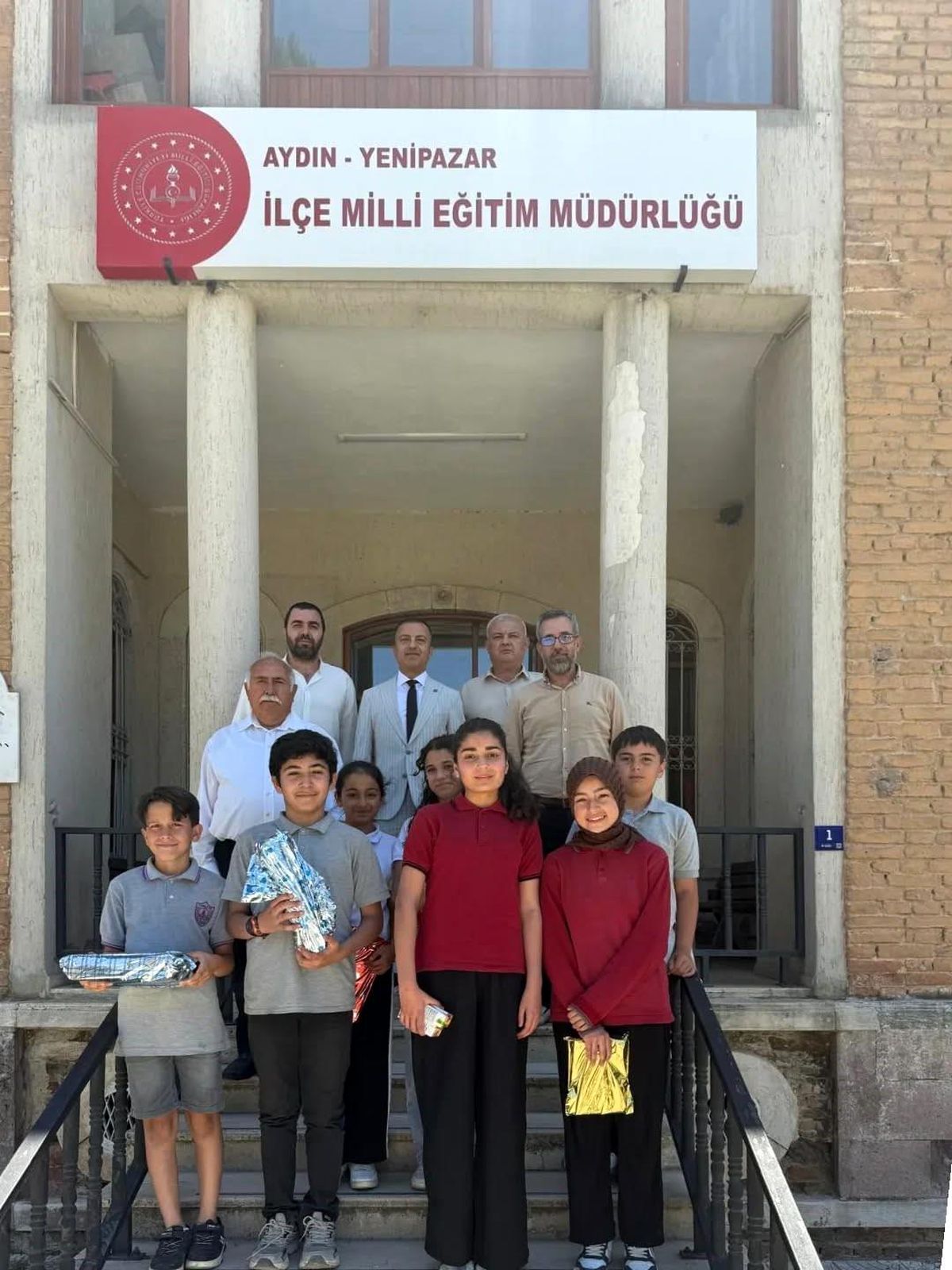 Yenipazar'da başarılı öğrenciler ödüllendirildi