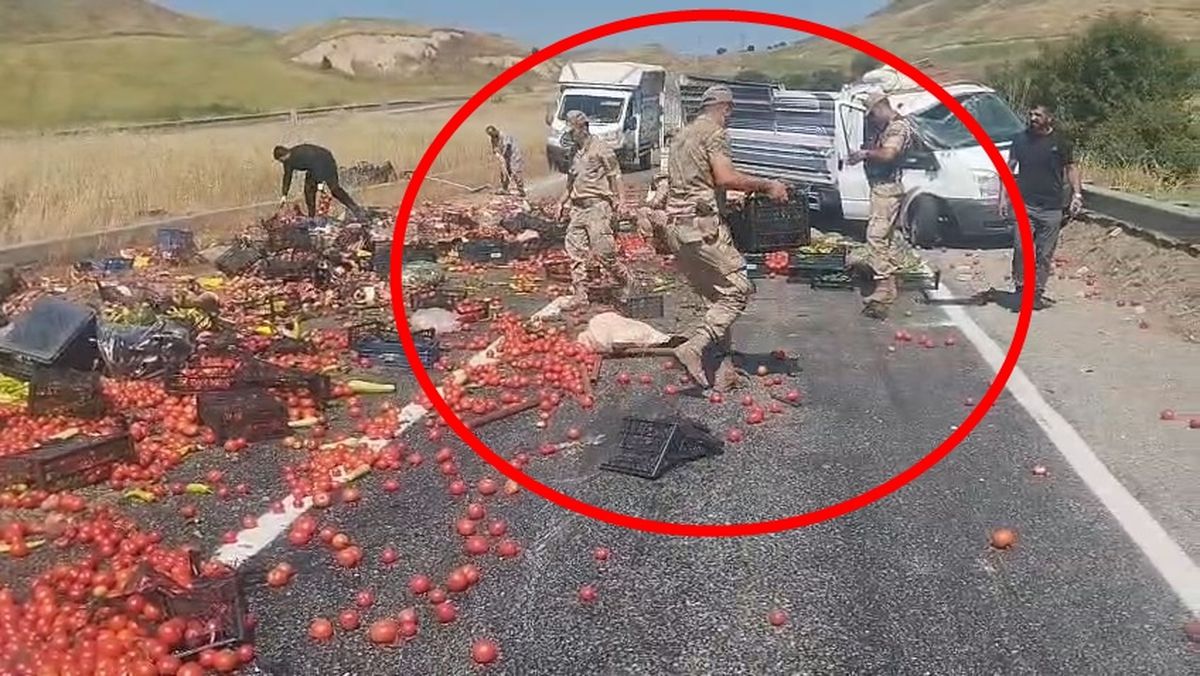Diyarbakır'ın Silvan ilçesinde lastiği patlayan kamyonetten yola saçılan meyve ve sebzeler.