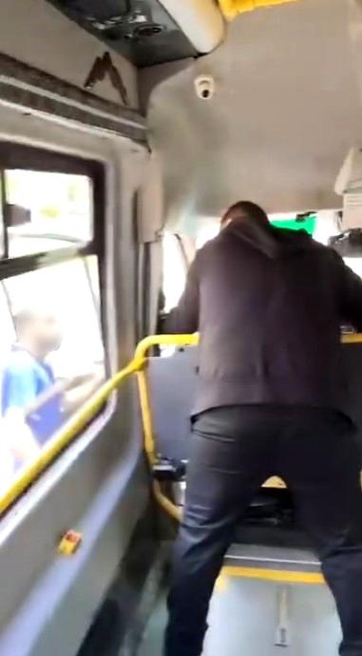 Bursa'da minibüs ücreti tartışması sonrası yaşanan kavgaya polis müdahale etti.
