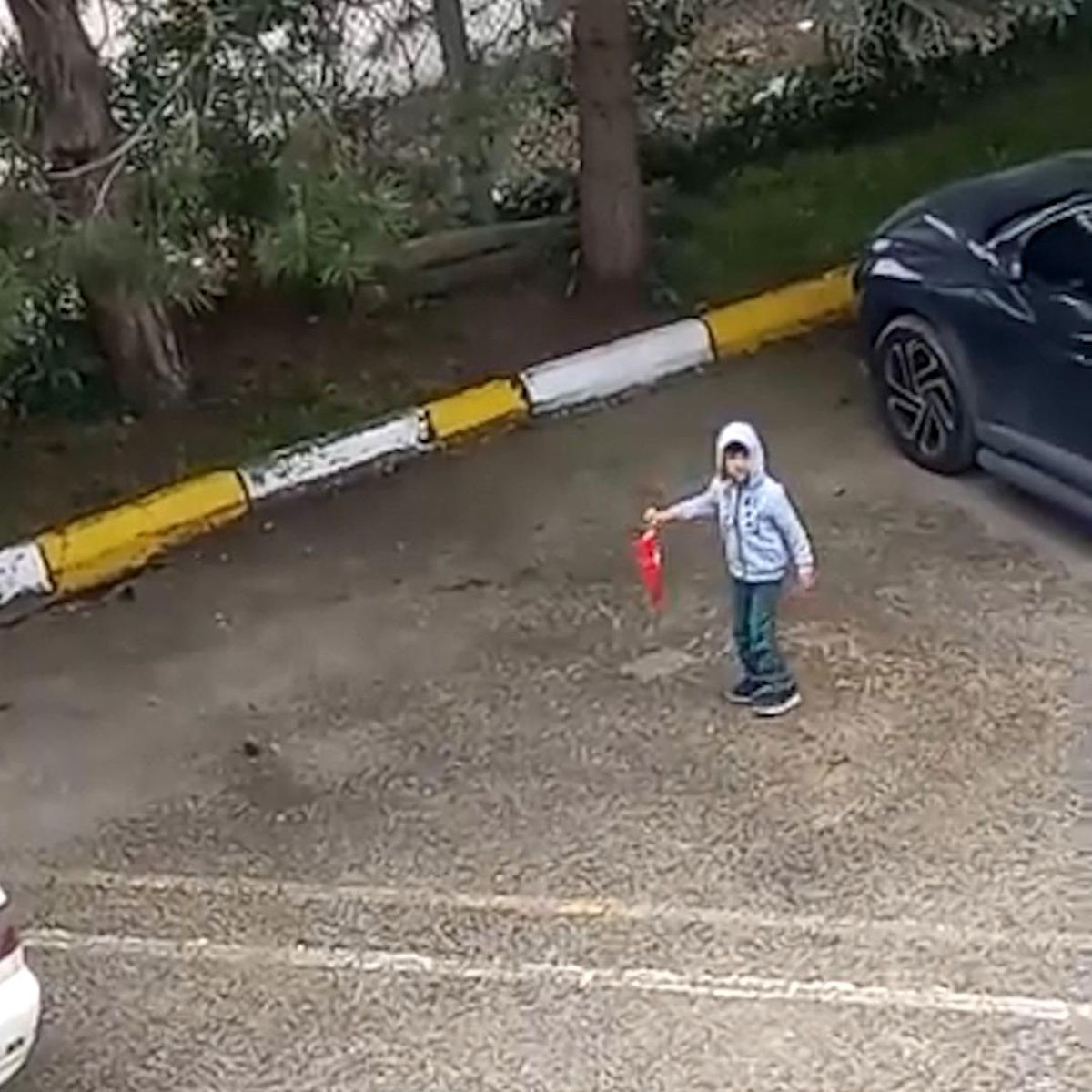 5 yaşındaki çocuk yerde gördüğü Türk bayrağını koşarak kaldırdı