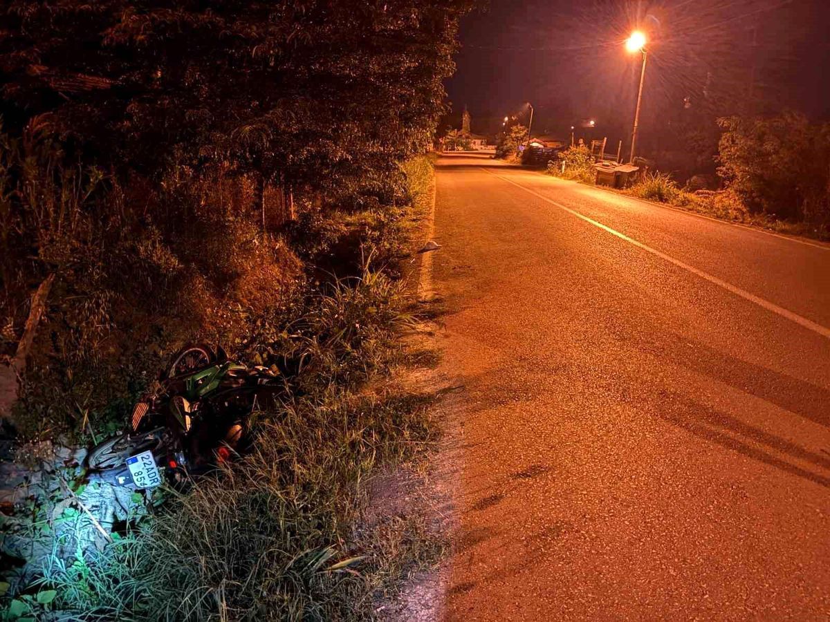 Uzunköprü'de meydana gelen motosiklet kazası sonucu yaralanan sürücüye sağlık ekipleri müdahale ediyor.