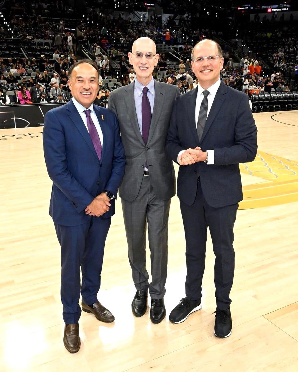 FIBA Genel Sekreteri Andreas Zagklis bir medya buluşmasında konuşuyor.