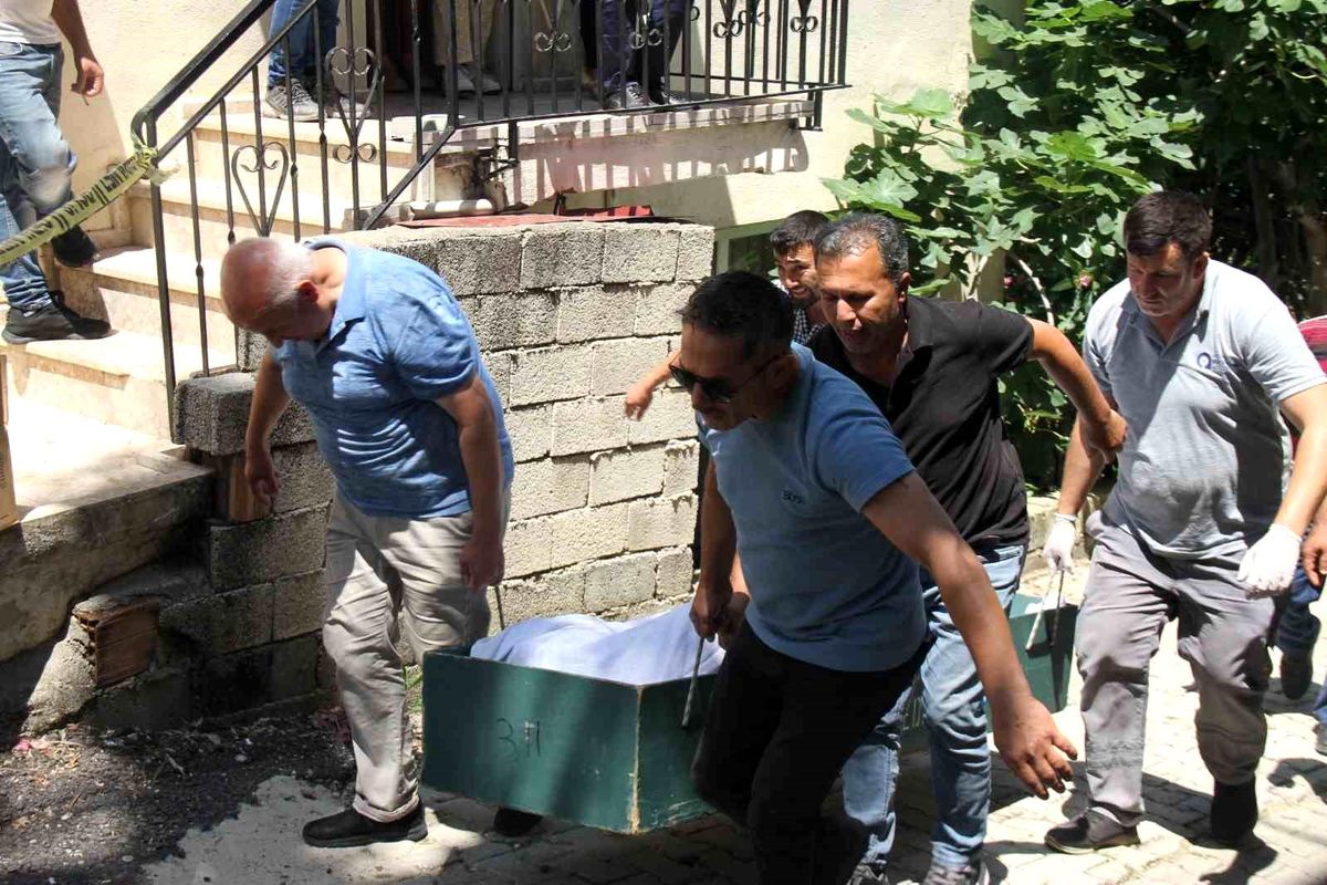 Antalya'nın Serik ilçesinde bir evin bahçesi.