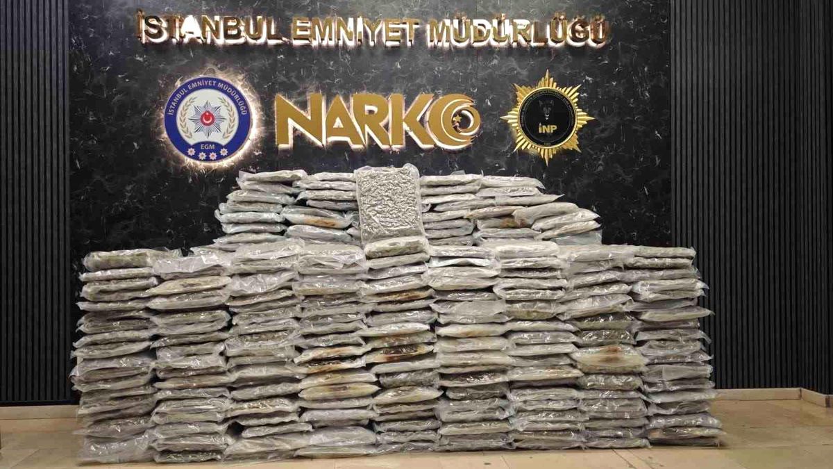 Arnavutköy'de polis operasyonunda ele geçirilen uyuşturucu maddeler