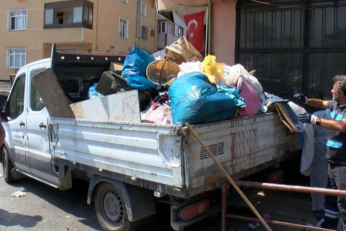 İhbar üzerine girilen evden 5 kamyon çöp çıktı