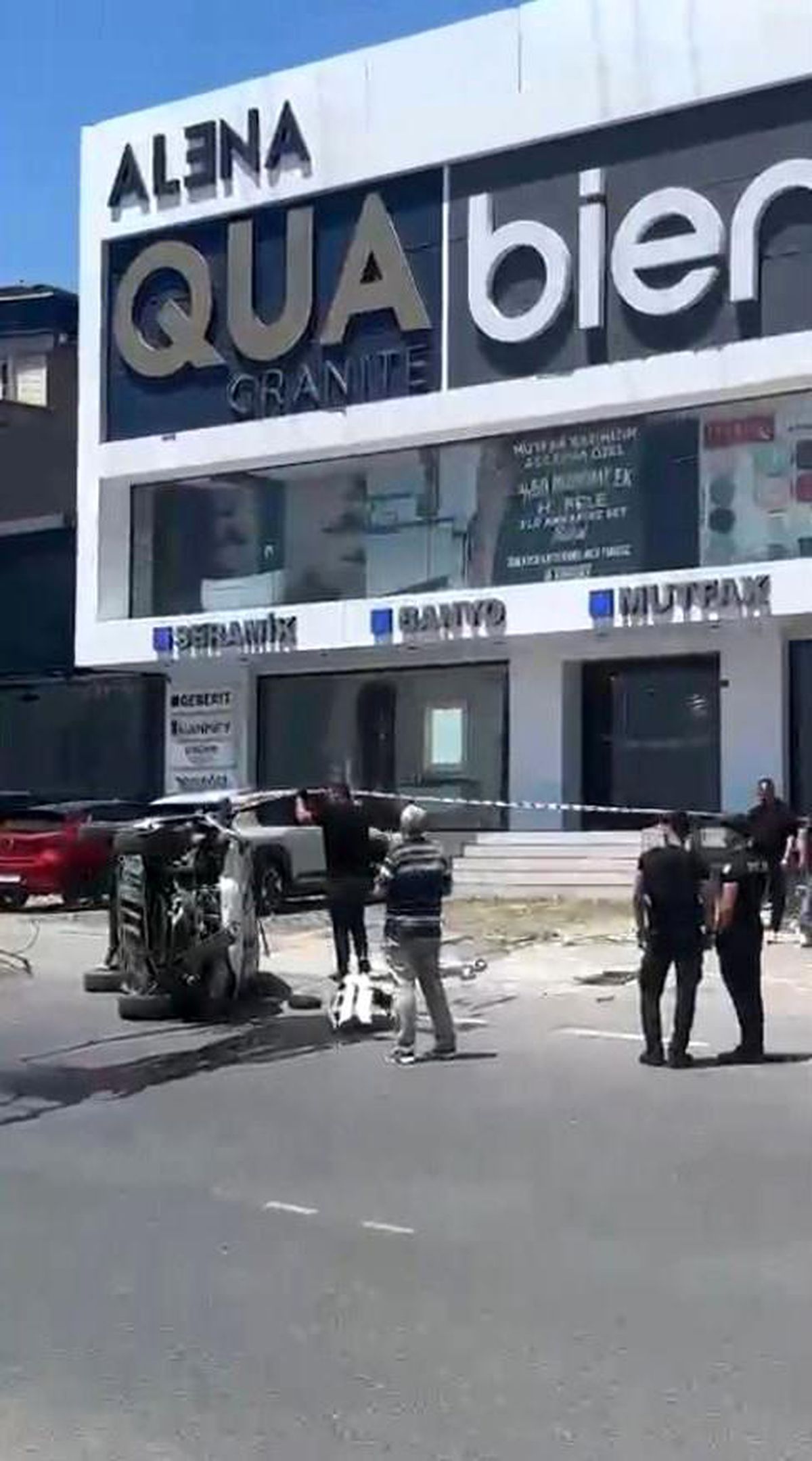 Avcılar'da direksiyon hakimiyetini kaybeden sürücü E-5'ten yan yola uçtu