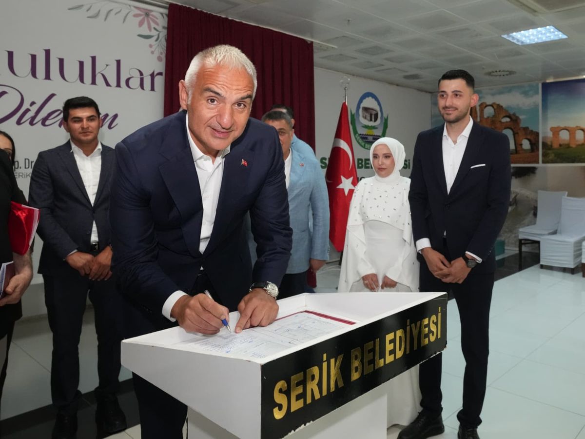 Bakan Ersoy, AK Parti'ye katılan belediyeleri ziyaret etti, nikah şahidi oldu