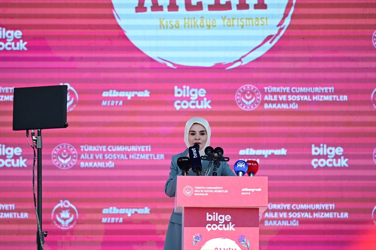Aile ve Sosyal Hizmetler Bakanı Mahinur Özdemir Göktaş, ödül töreninde konuşma yapıyor.