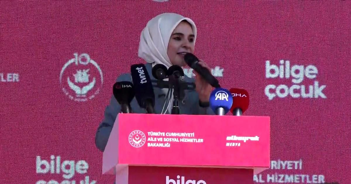 Aile ve Sosyal Hizmetler Bakanı Mahinur Özdemir Göktaş konuşma yaparken