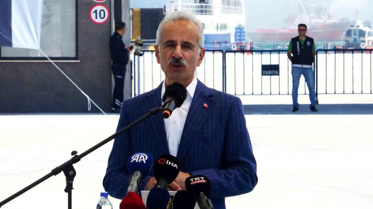 Ulaştırma ve Altyapı Bakanı Abdulkadir Uraloğlu'nun konuşma yaptığı bir kürsü ve arkasında Türkiye haritası