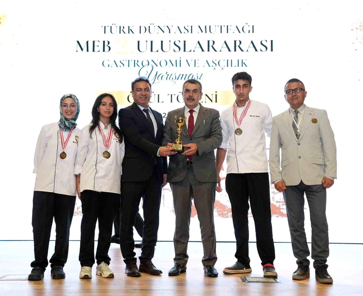 Bakan Yusuf Tekin'den ödül, Ayvalık'ta davul zurnalı karşılama
