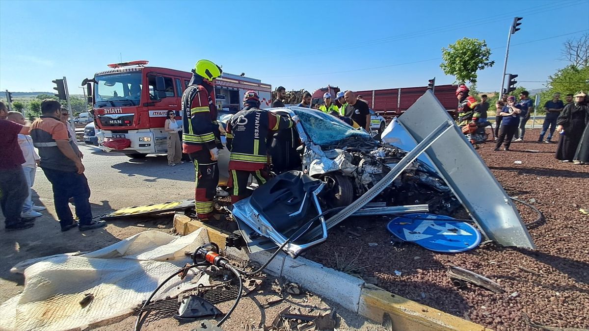 Balıkesir'de kamyonetle otomobilin çarpıştığı kazada 5 kişi yaralandı