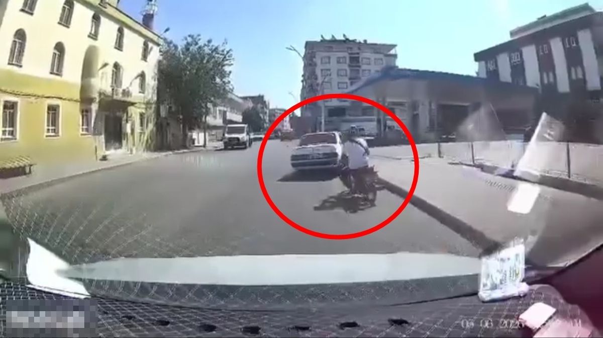Batman'da motosikletin otomobile çarptığı kaza araç kamerasında