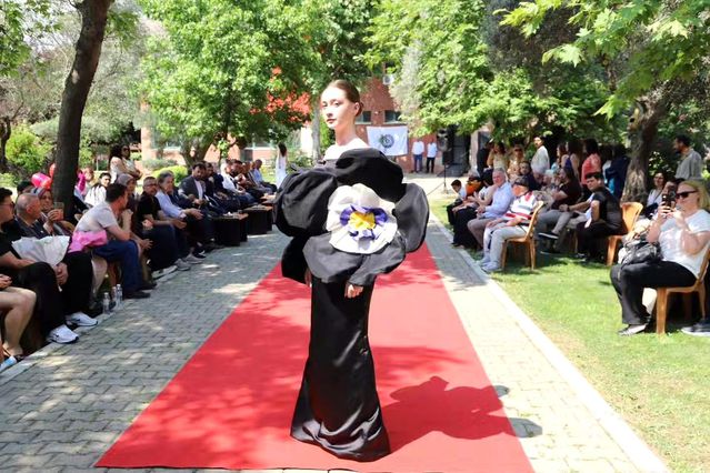 Bayındır'da moda tasarımı defilesi damga vurdu
