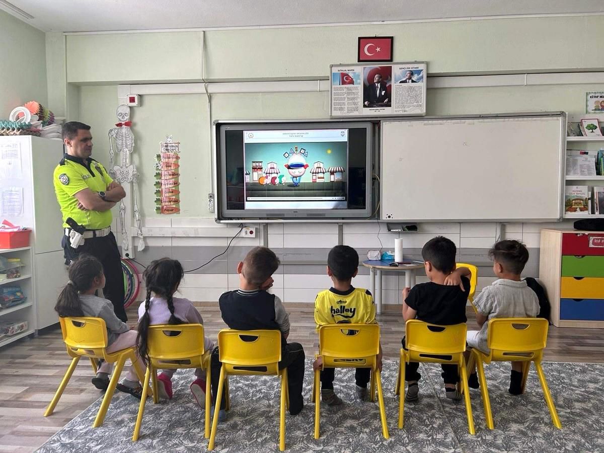 Bozüyük'te minik öğrencilere trafik kuralları anlatılıyor.