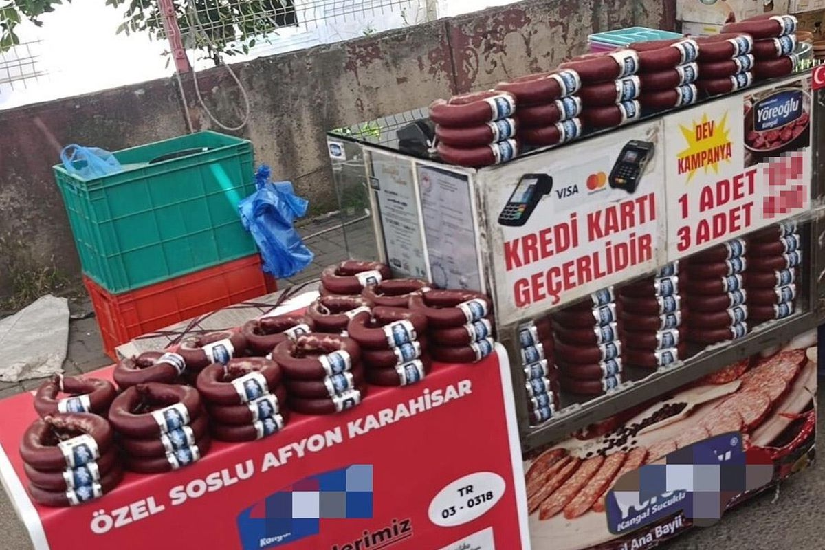 Bunları kimse denetlemiyor mu? Pazarda 3 adet sucuğu sattıkları fiyata bakın